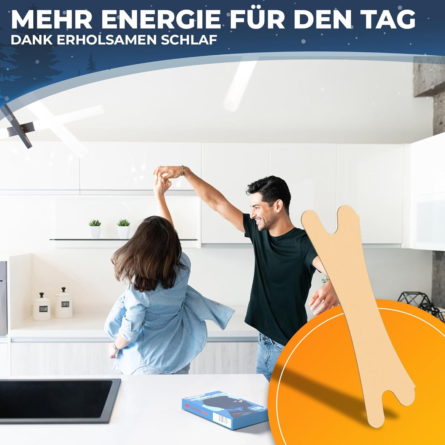 Ein Paar tanzt in einer Küche, mit Nasenpflastern. Daneben liegen Nasenpflaster. Text: Mehr Energie für den Tag, dank erholsamen Schlaf.
