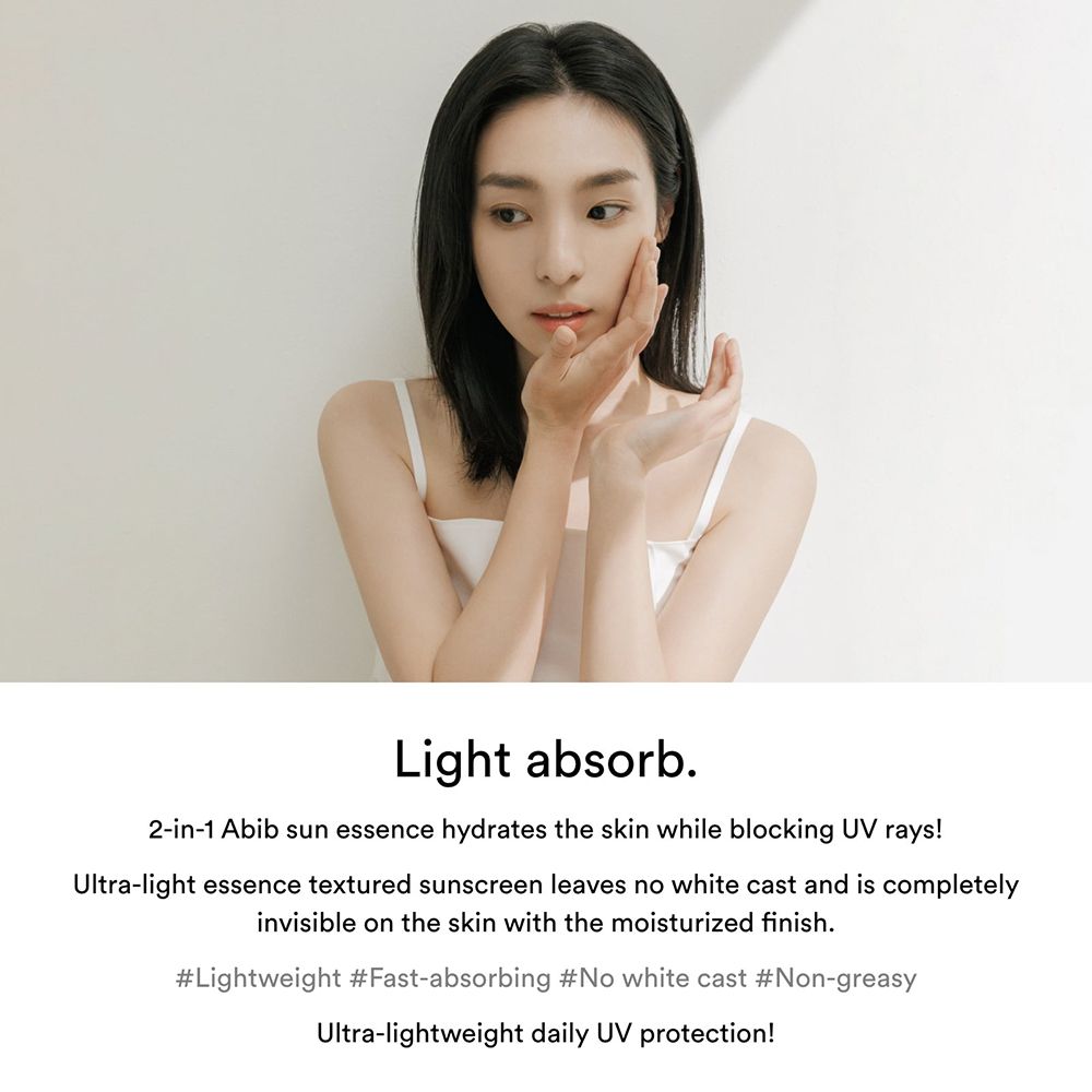 Frau berührt ihr Gesicht. Text: 2-in-1 Abib Sun Essence hydratisiert die Haut und blockiert UV-Strahlen.