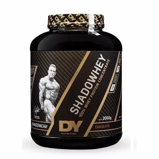 Schwarze Dose DY Nutrition SHADOWHEY. Goldene Akzente, Bild eines Mannes. Aufschrift: 100% Whey Protein Concentrate, Chocolate.