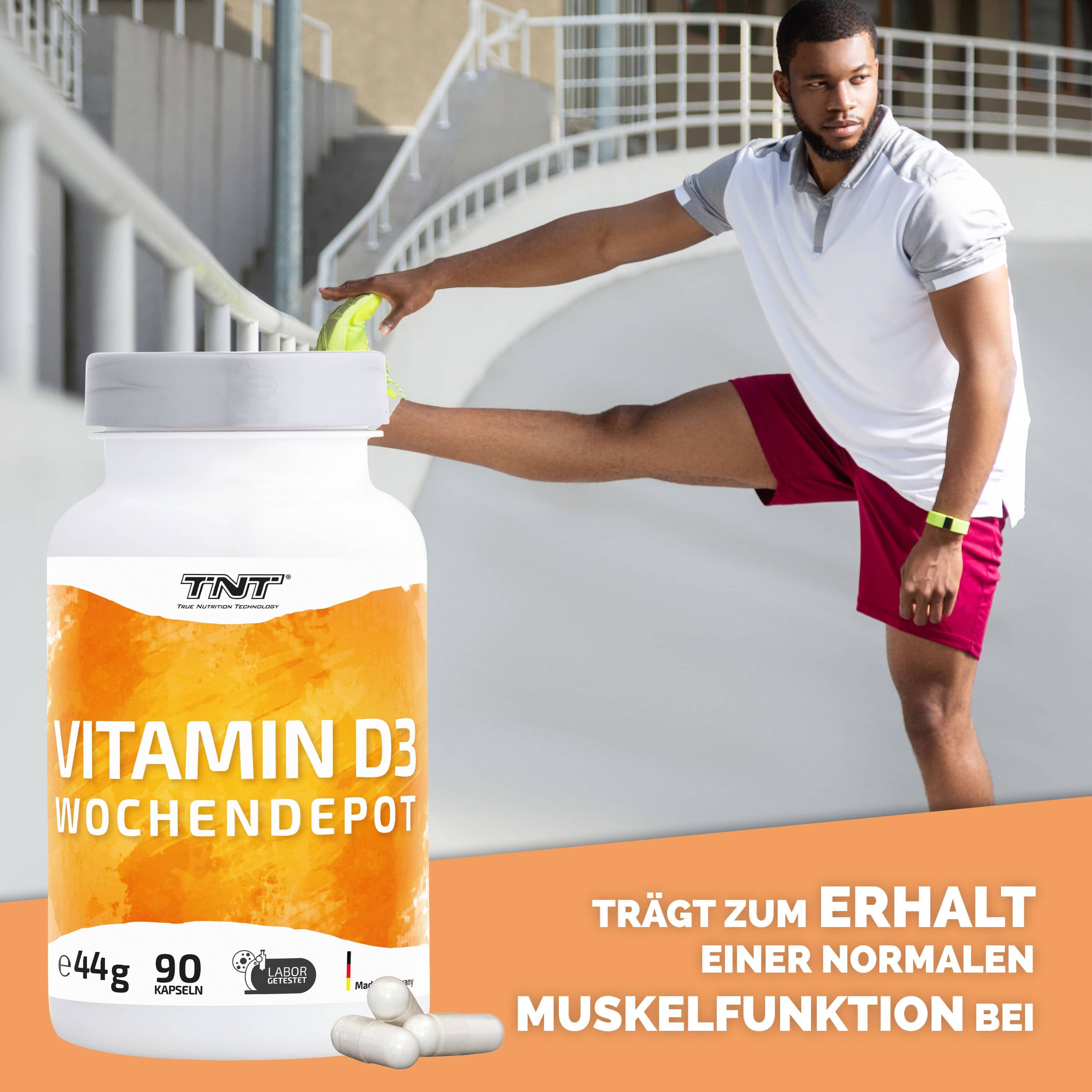 Mann dehnt sich neben TNT Vitamin D3 Wochendepot Flasche. Text: Trägt zur normalen Muskelfunktion bei.
