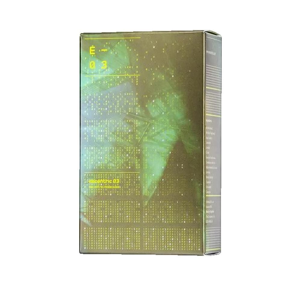 Grüne Schachtel mit "E-03"-Schriftzug. Hintergrund mit digitalem Muster und Blattmotiv. Seitenansicht.