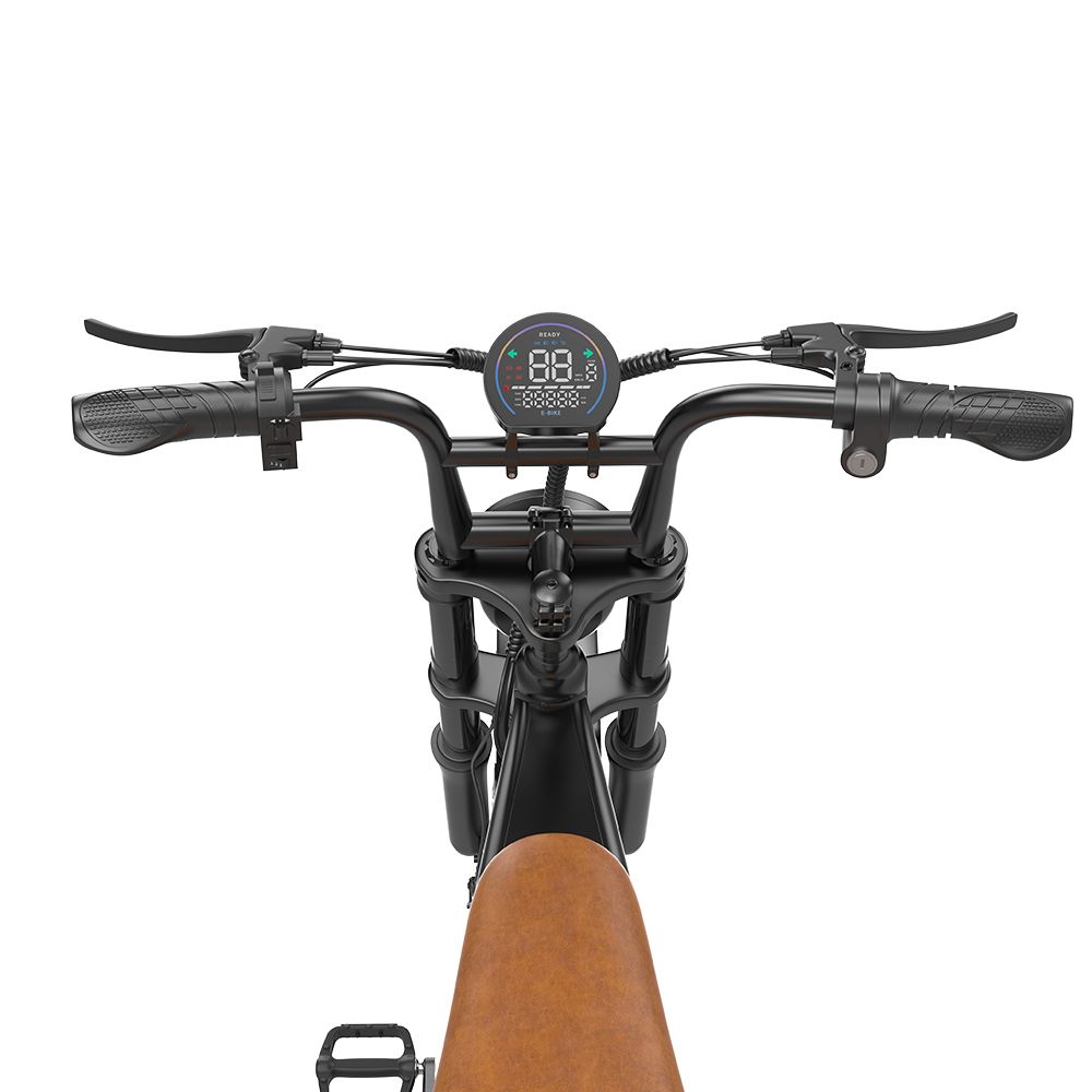 Draufsicht auf Lenker und Display eines schwarzen Elektrofahrrads. Digitalanzeige, brauner Sitz.