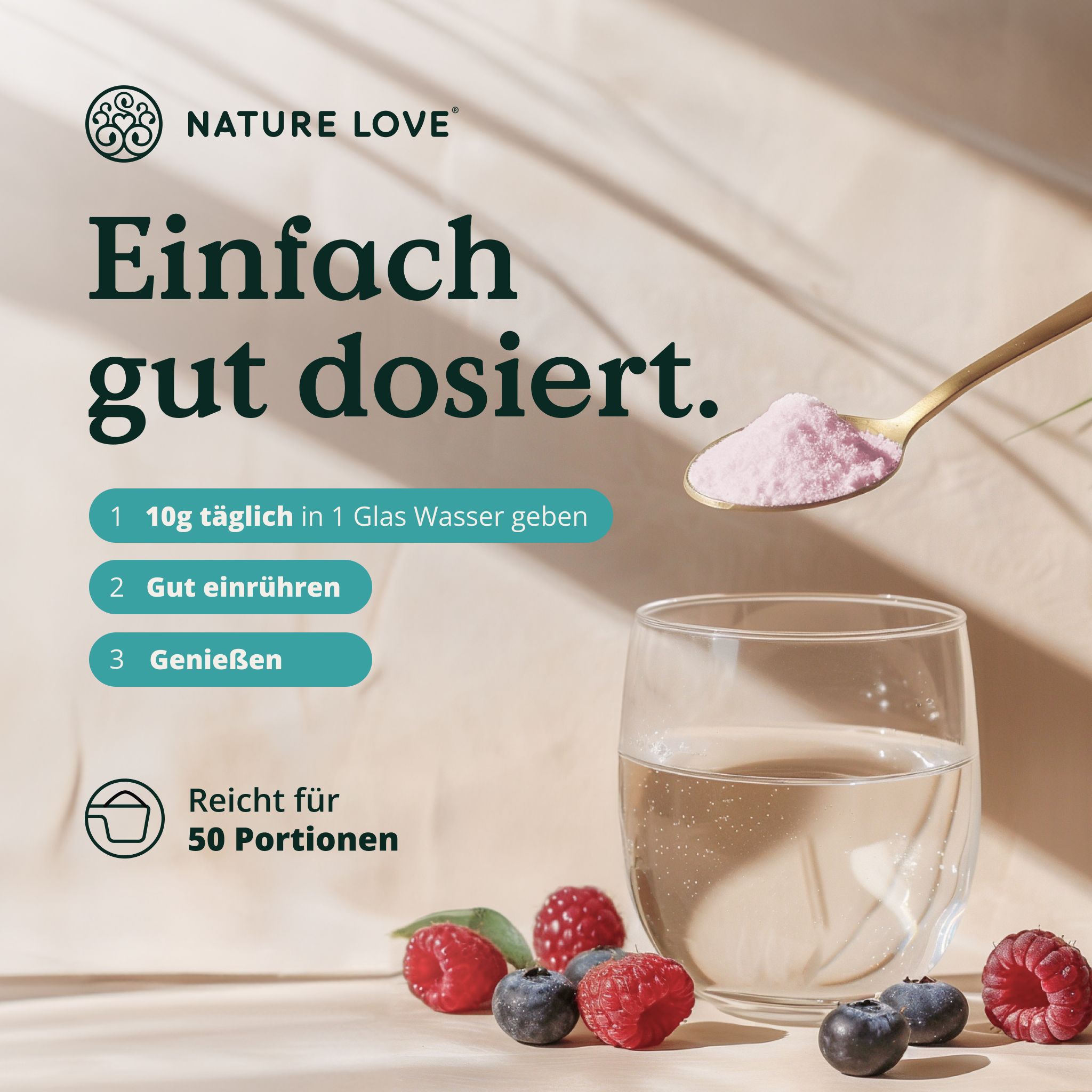 Glas Wasser mit Collagenpulver und Löffel. Aufschrift: Einfach gut dosiert. Mit Beeren.