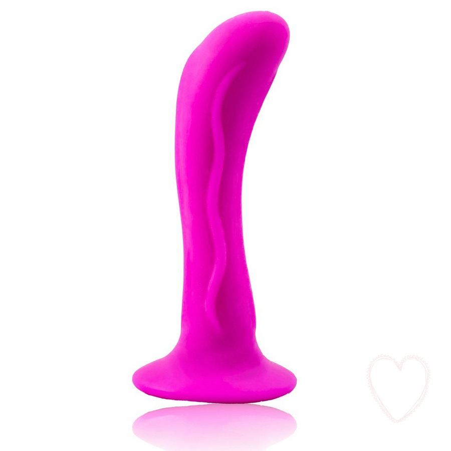 Pinkfarbener Dildo mit gewellter Oberfläche. Basis mit Saugnapf. Auf weißem Hintergrund.