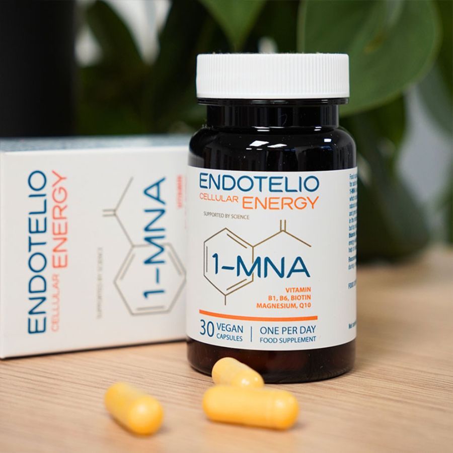 Braune Kapsel-Flasche und Schachtel. Aufschrift: Endotelio Cellular Energy, 1-MNA, 30 vegane Kapseln. Enthält Vitamin B1, B6, Biotin, Magnesium, Q10. 3 Kapseln daneben.