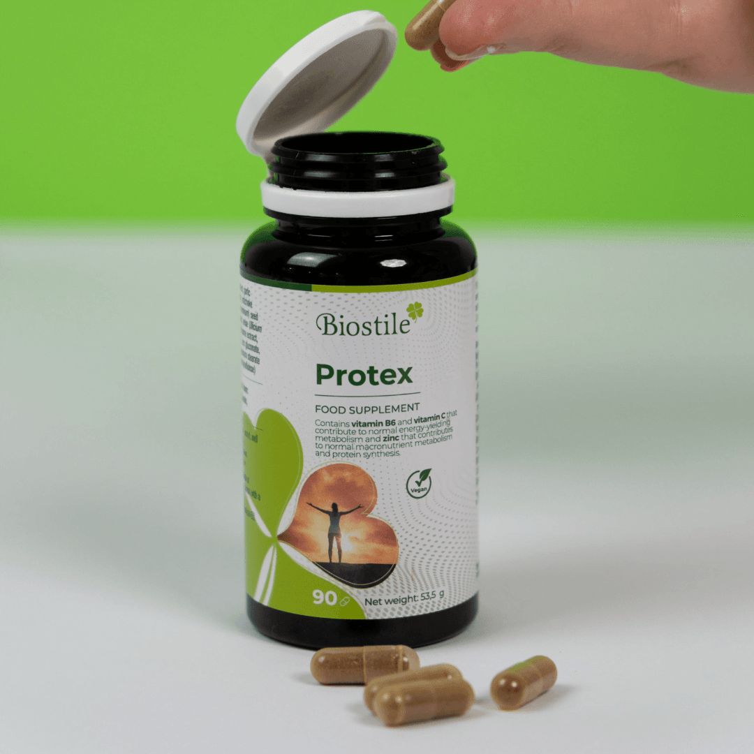 Dunkle Flasche mit weißem Deckel, geöffnet. Aufschrift: Biostile Protex. Kapseln liegen daneben. Produktname sichtbar.