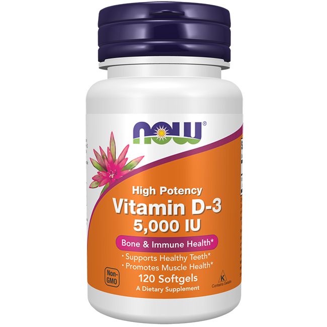 Weiße Flasche mit blauem Deckel. Aufschrift: Vitamin D-3 5.000 IU, 120 Softgels. Marke: NOW. Orangefarbener Aufkleber mit Produktinformationen.