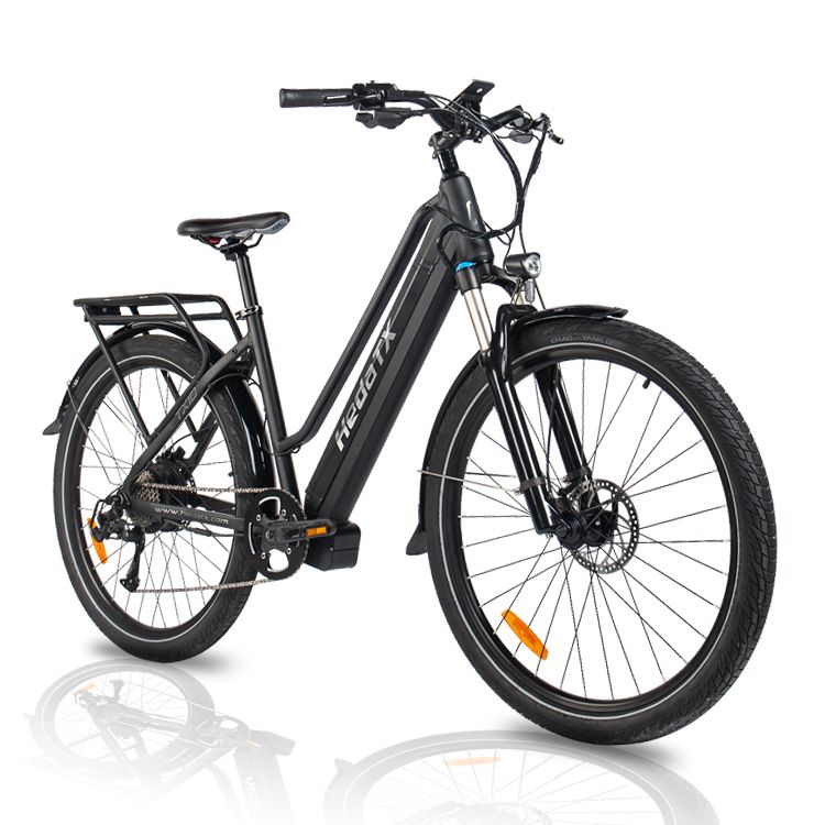 Schwarzes E-Bike HedaTX TX10. Gepäckträger, Schutzbleche, Frontlicht. 48V Batterie. Auf weißem Hintergrund.