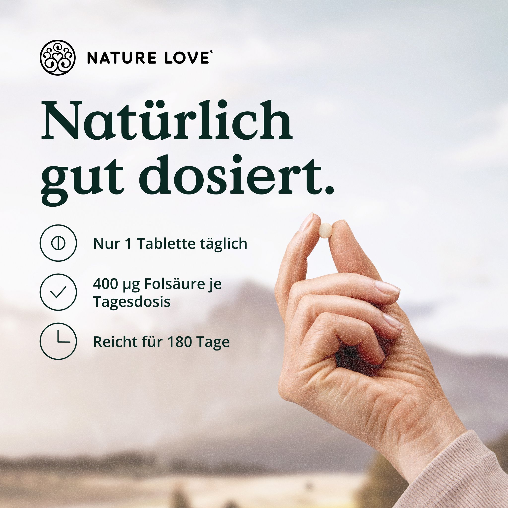 Hand hält eine Tablette. "Nur 1 Tablette täglich, 400 µg Folsäure je Tagesdosis".