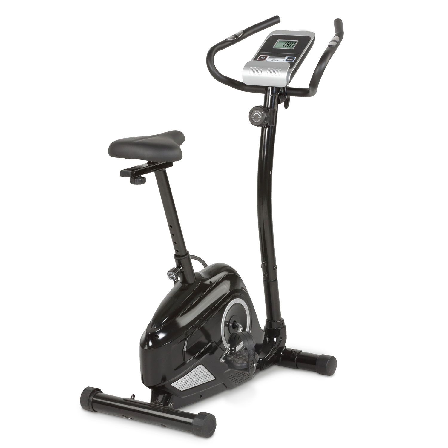 Schwarzer Heimtrainer mit tiefem Einstieg. Lenker, Sattel, Pedale und Trainingscomputer. Freistehend auf weißem Hintergrund.
