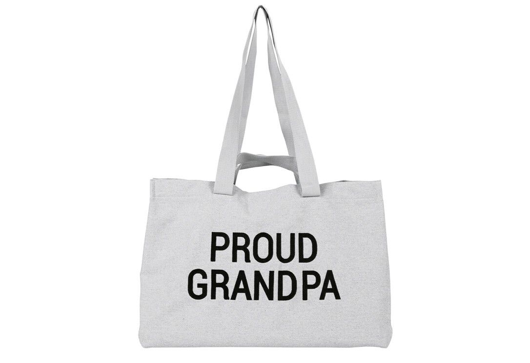 Leinwandtasche mit Tragegriffen. Aufschrift "PROUD GRANDPA" in schwarzer Schrift auf grauem Grund.