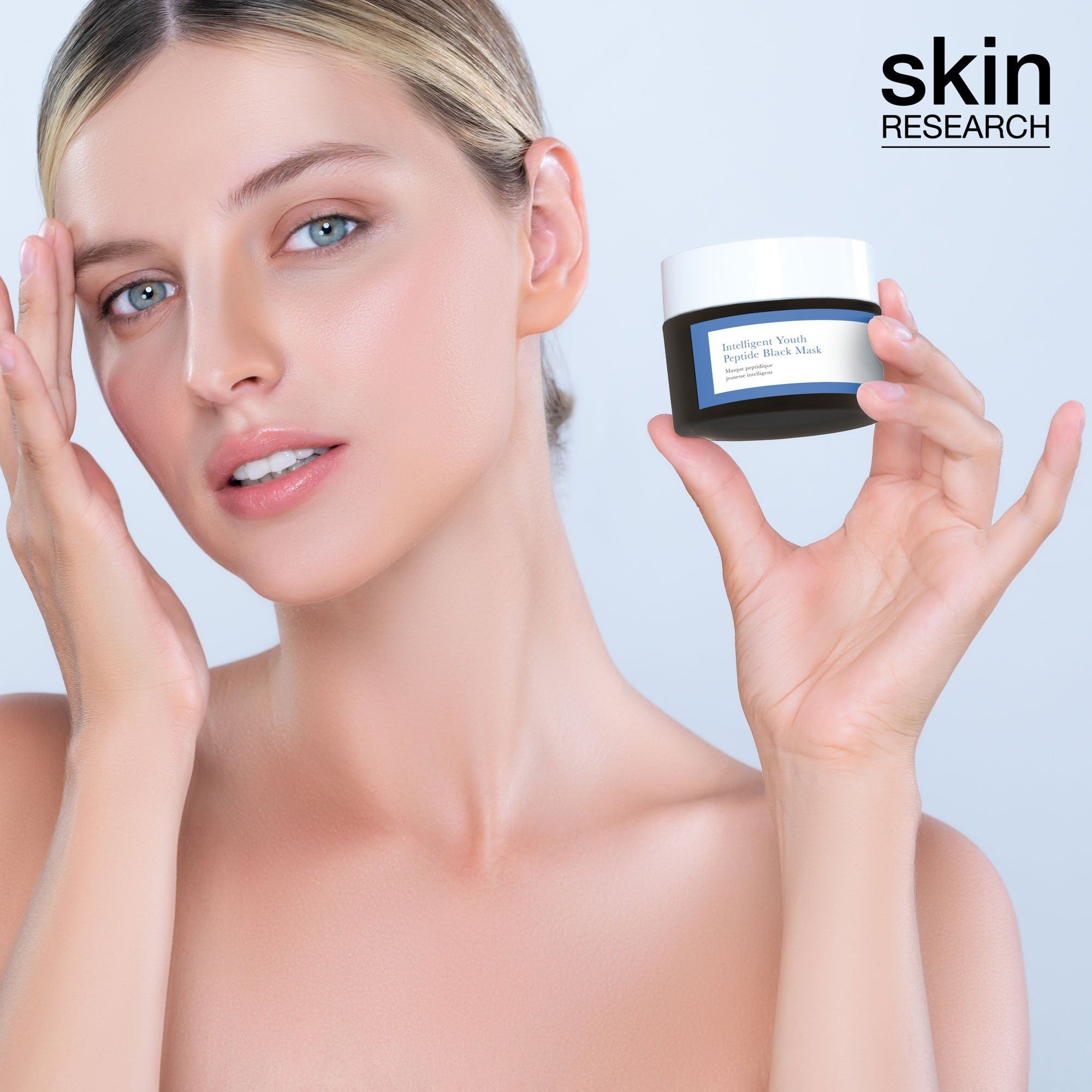 Person hält Dose. Aufschrift: Intelligent Youth Peptide Black Mask. Marke: skin RESEARCH.
