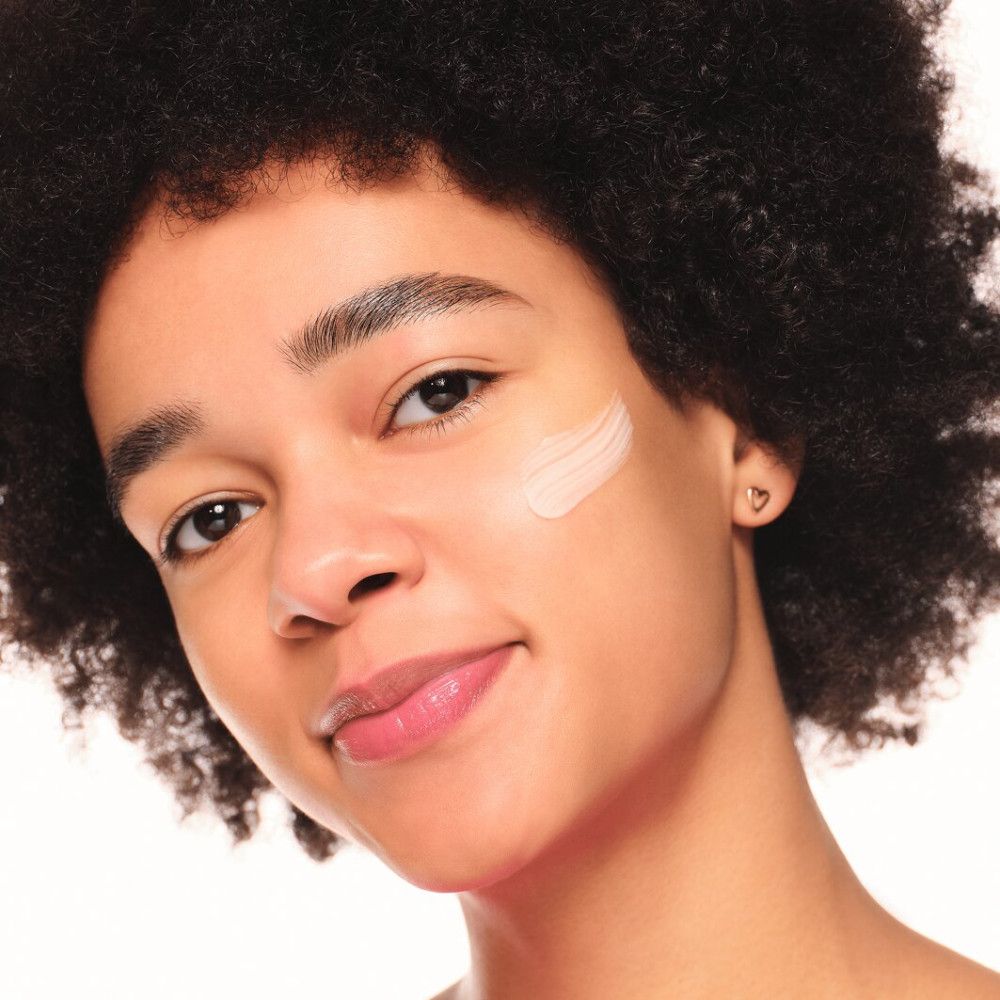 Rosa Tube mit Produktnamen und Text. Enthält Niacinamid. 30 ml.