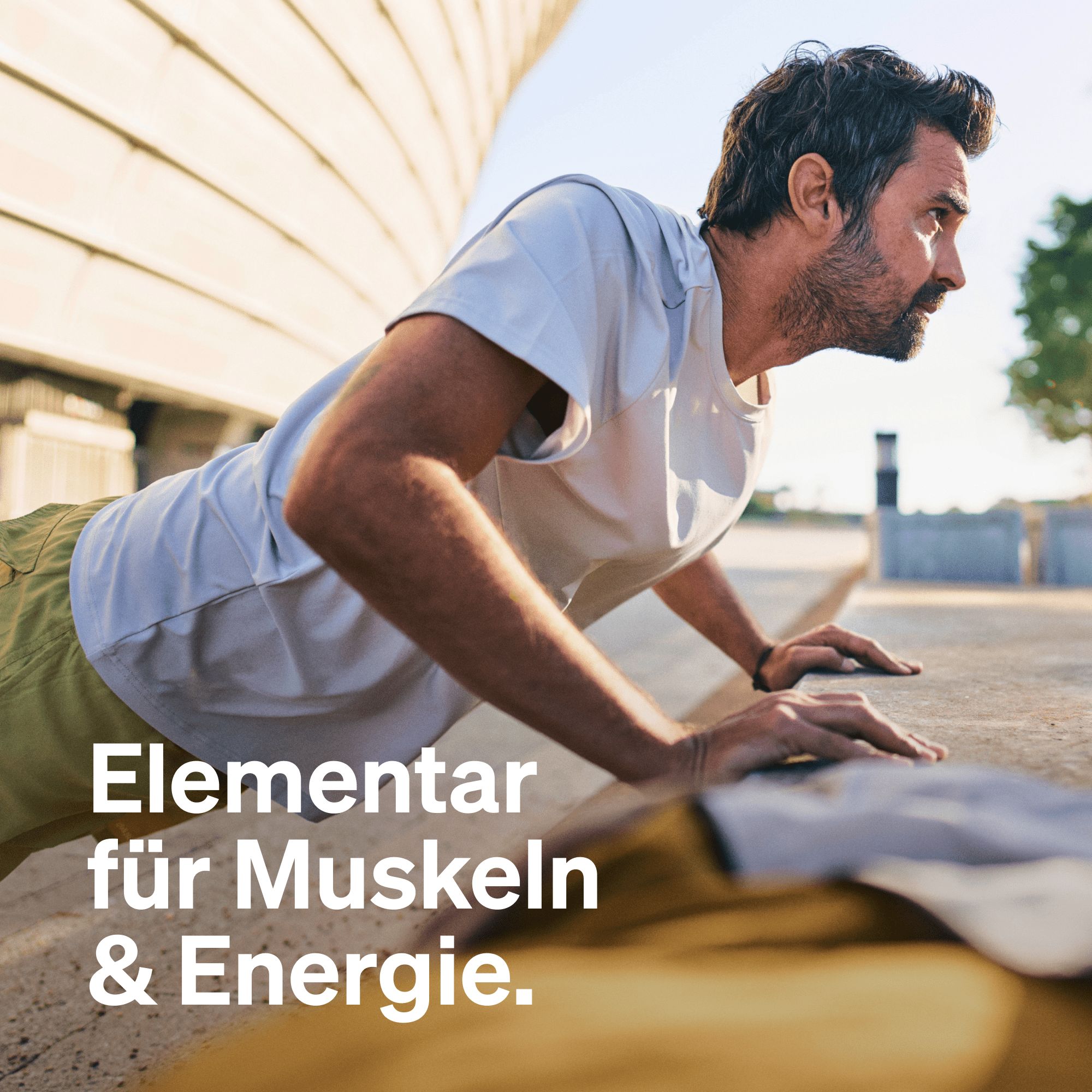 Mann macht Liegestütze. Text: Elementar für Muskeln & Energie.