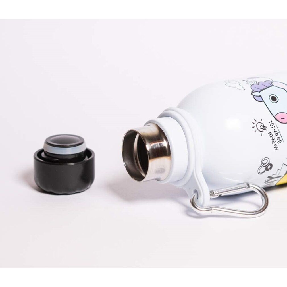 Weiße Thermosflasche mit schwarzem Deckel und Karabinerhaken. Mit Comic-Zeichnungen von Figuren. Auf einem Regal platziert.