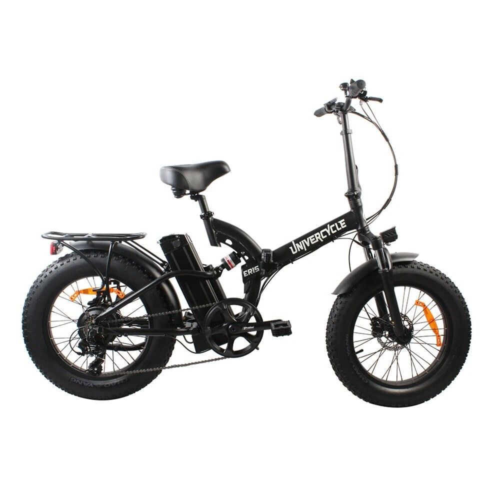 Schwarzes E-Bike mit breiten Reifen. Marke Univercycle, Modell B4(Eris). Vollfederung, Akku.