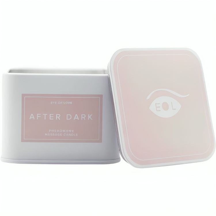 Quadratische Kerze mit Deckel. Aufschrift 'AFTER DARK' und 'EYE OF LOVE'. Rosa Etikett und Deckel.