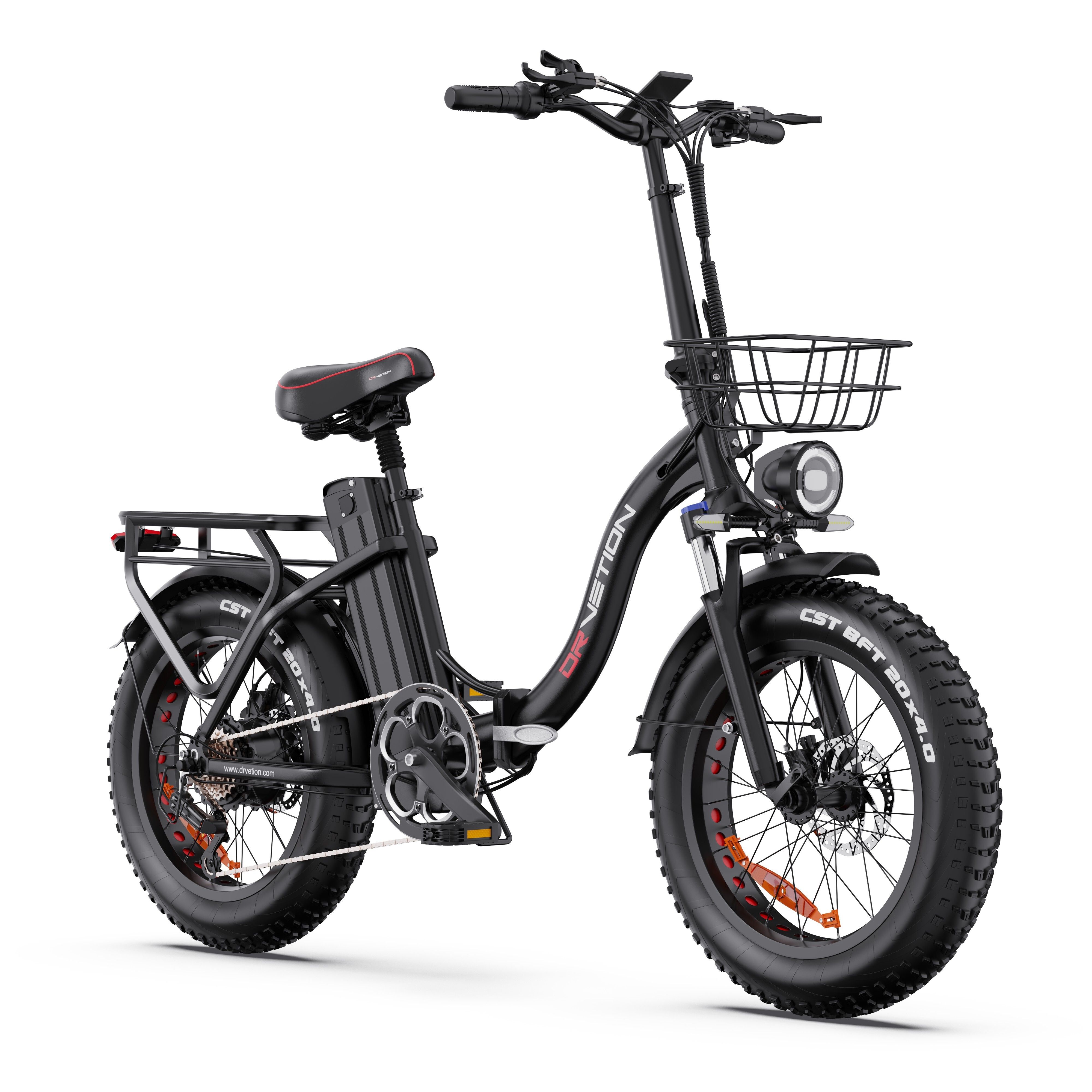 Schwarzes E-Bike mit Korb, Batterie und Gepäckträger. Fette Reifen, roter Sattel. DRVETION Schriftzug.