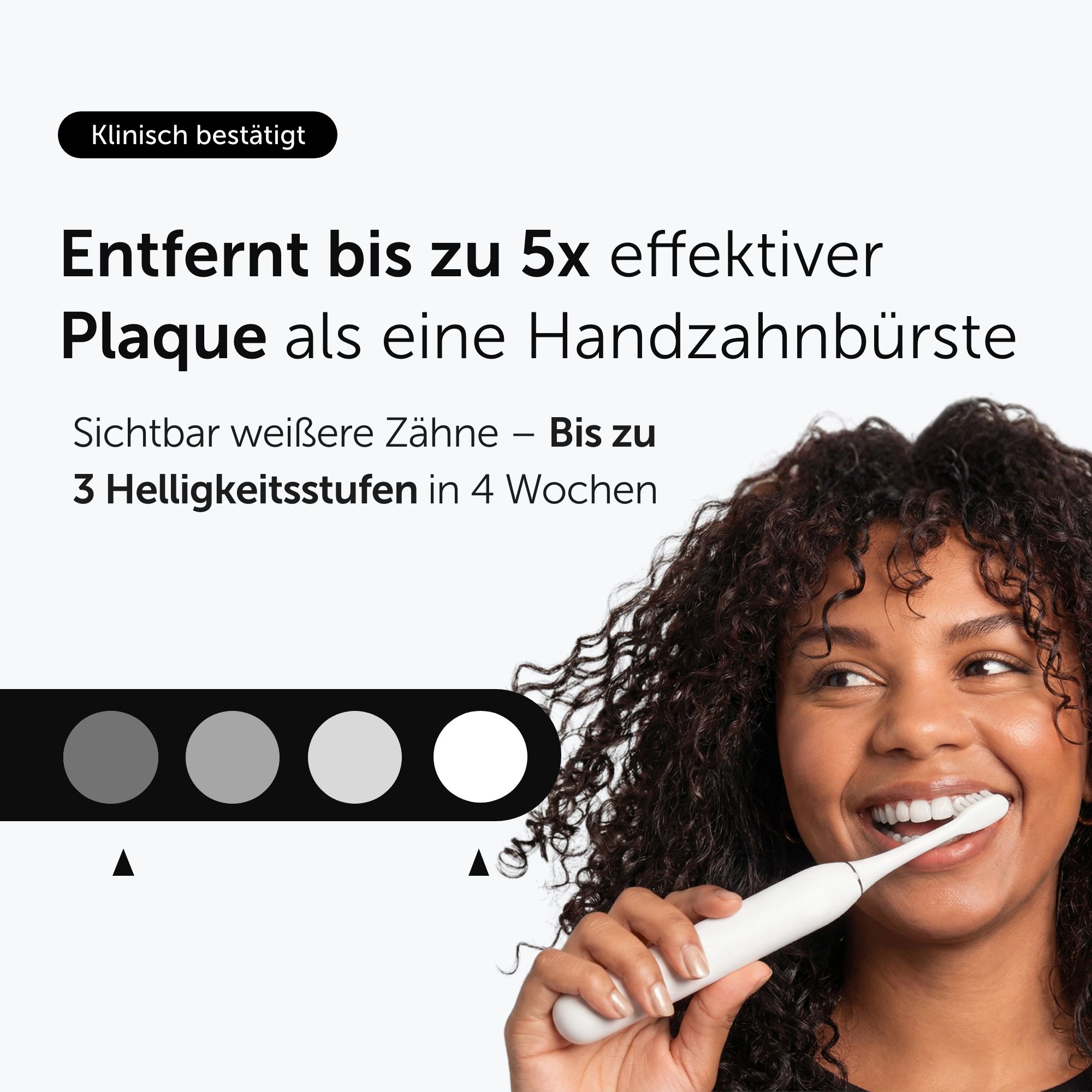 Frau mit weißer elektrischer Zahnbürste, entfernt bis zu 5x effektiver Plaque.