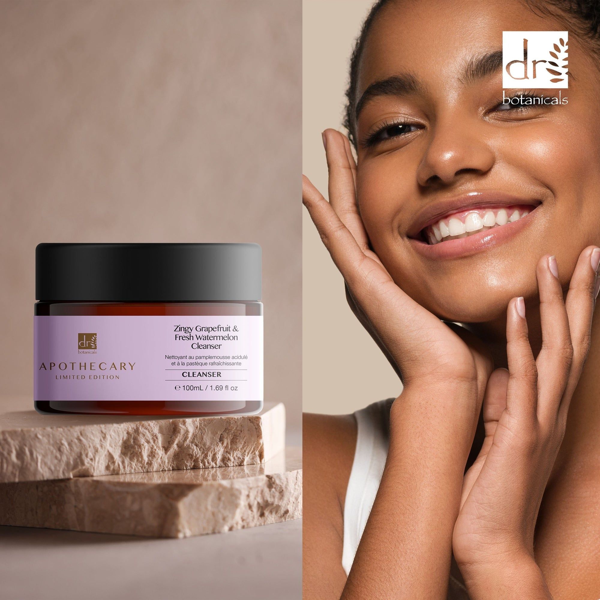 Braunes Glas mit schwarzem Deckel. Etikett mit Produktnamen und Marke. Frau berührt ihr Gesicht. Auf Steinplatten.