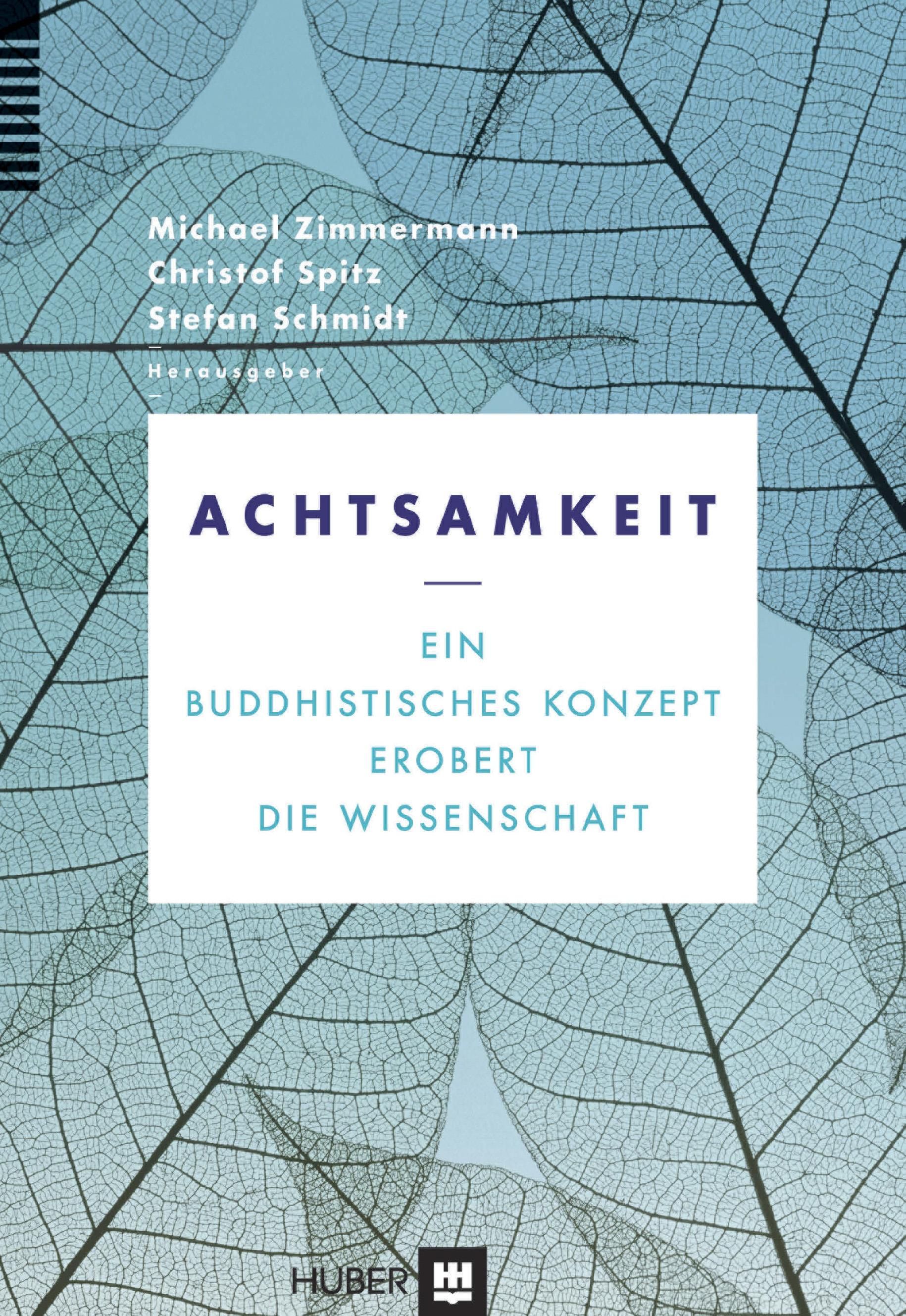 Buchcover mit blauem Hintergrund und Blättern. Titel: Achtsamkeit. Autoren: Michael Zimmermann, Christof Spitz, Stefan Schmidt. Verlag: Huber.