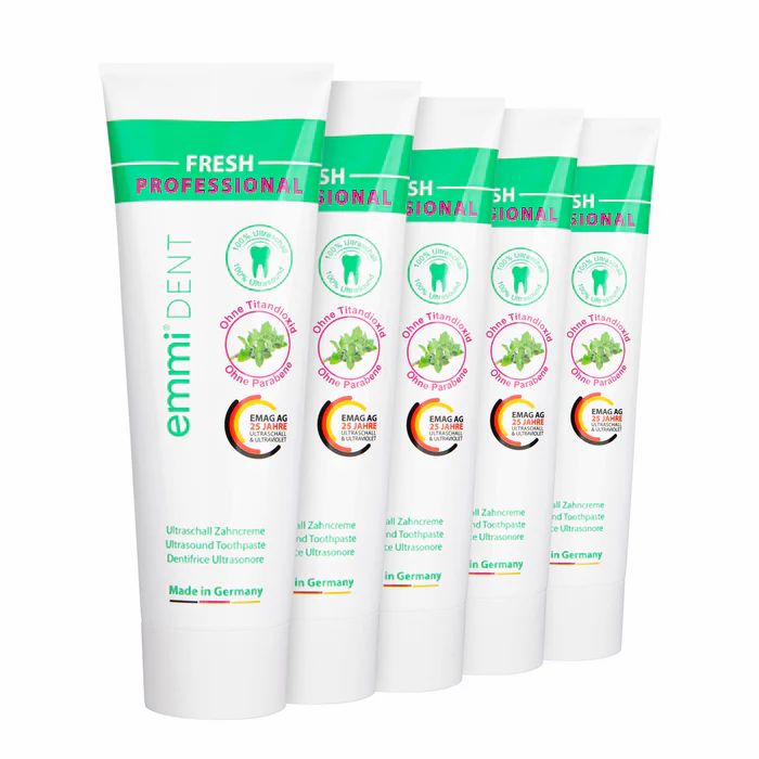 Fünf Tuben emmi®-dent Ultraschall-Zahncreme fresh. Weiße Tuben mit grünem Streifen und Schriftzug. Logo und Produktinformationen.
