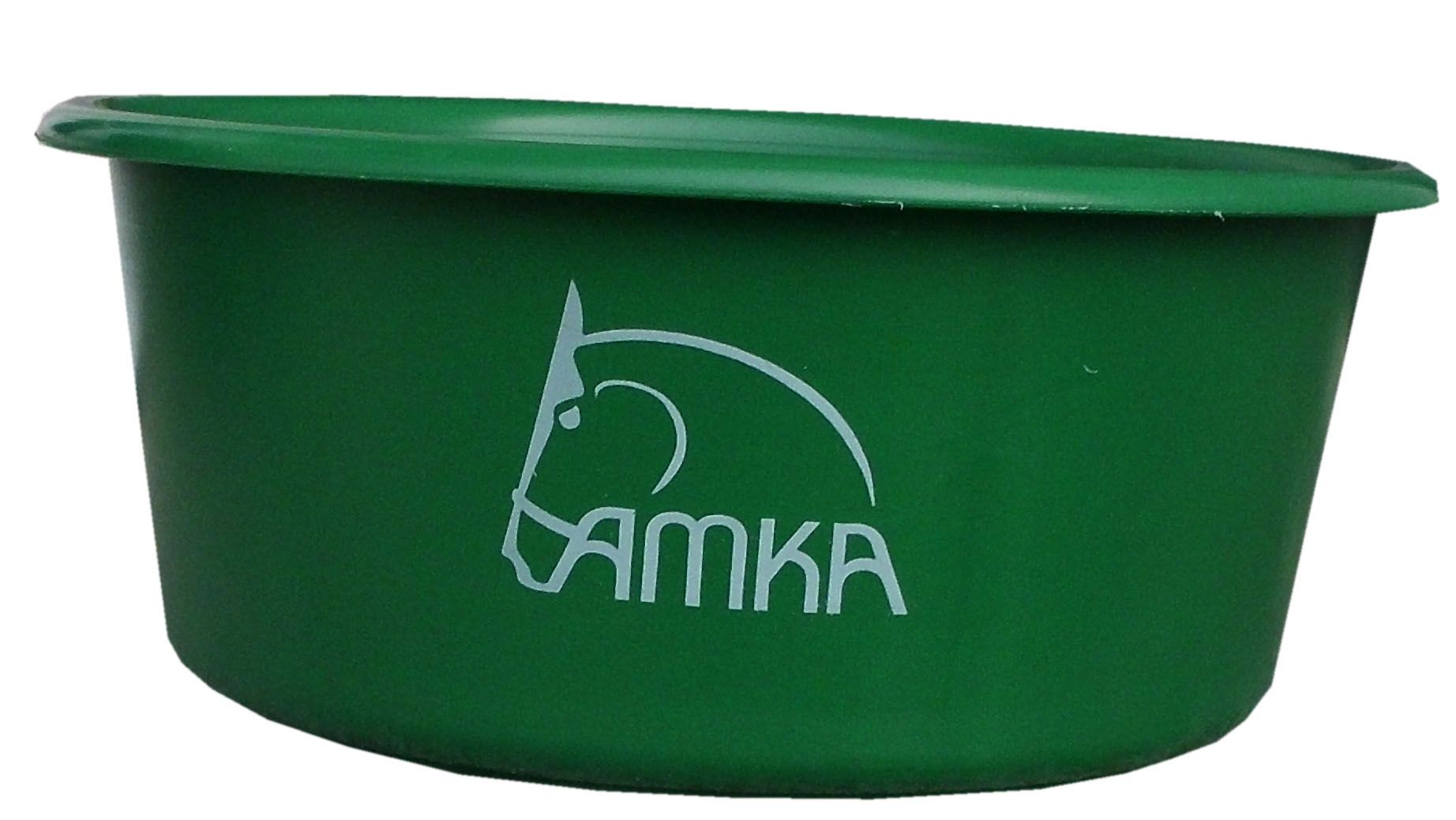 Grüne Futterschale. Runde Form mit erhöhtem Rand. Logo AMKA mit Pferde-Silhouette.