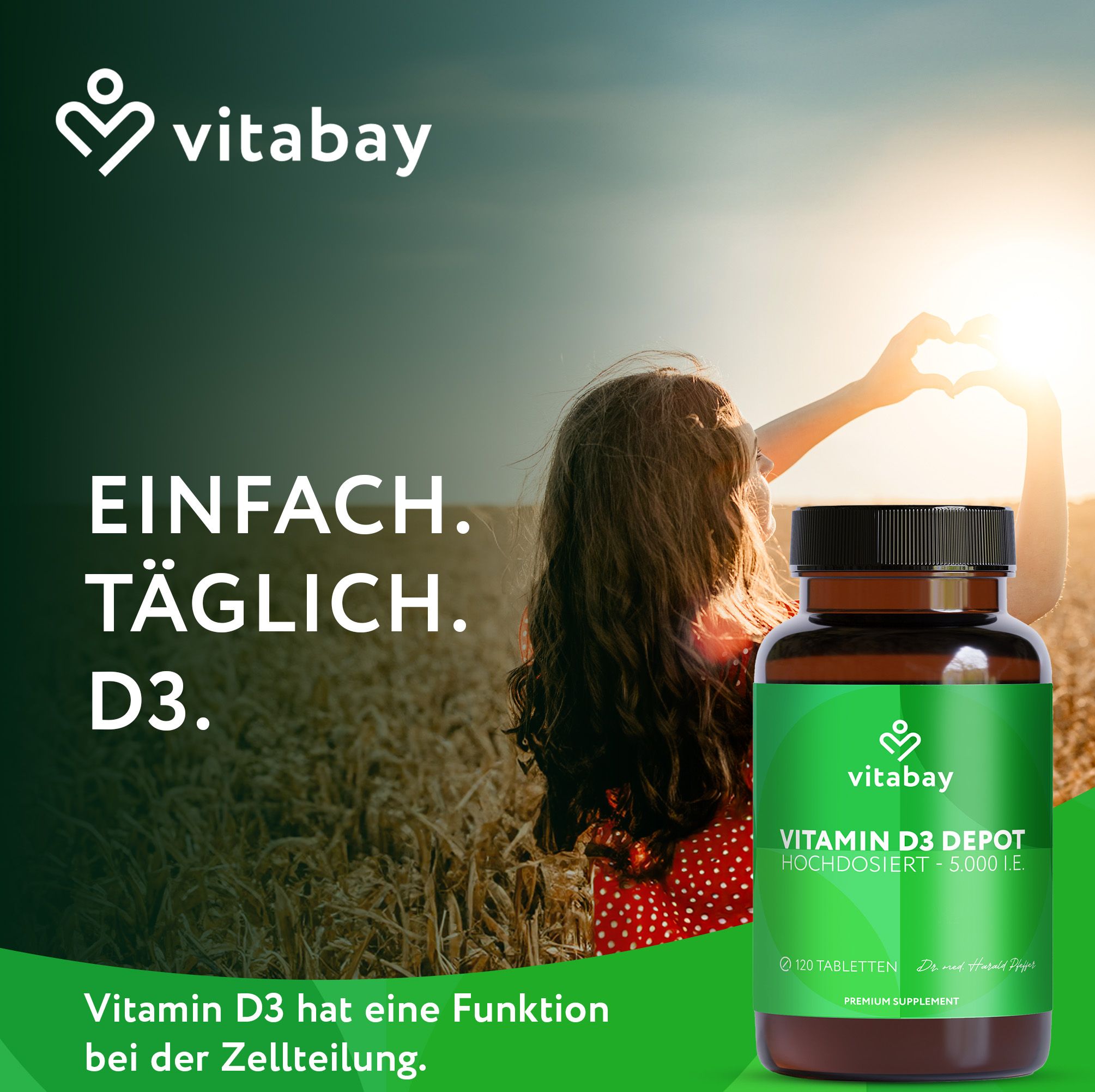 Frau im Feld mit Vitabay Vitamin D3 Depot Flasche. Einfach. Täglich. D3. Für Zellteilung.