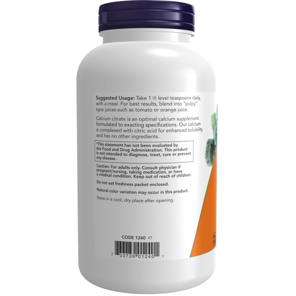 Rückseite einer weißen Flasche. Orangefarbenes Etikett mit Text. Barcode unten. Text: "Calcium Citrate" und "NOW".
