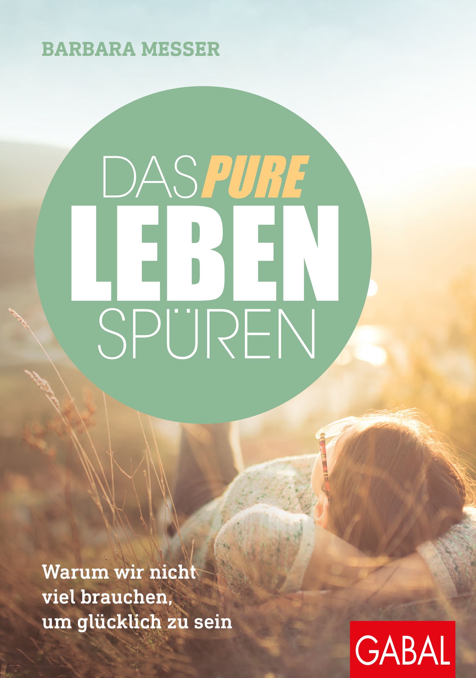 Buchcover mit Titel "Das pure Leben spüren". Autorin: Barbara Messer. Grüner Kreis mit Titel. Person liegt im Gras.