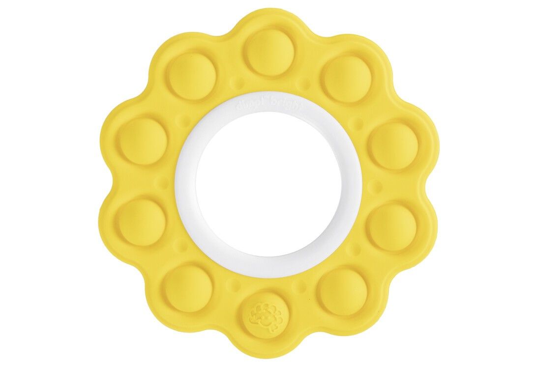 Gelbes, blütenförmiges Spielzeug mit weißen Innenring und 10 runden, erhabenen Elementen. Ein geprägtes Logo ist sichtbar.