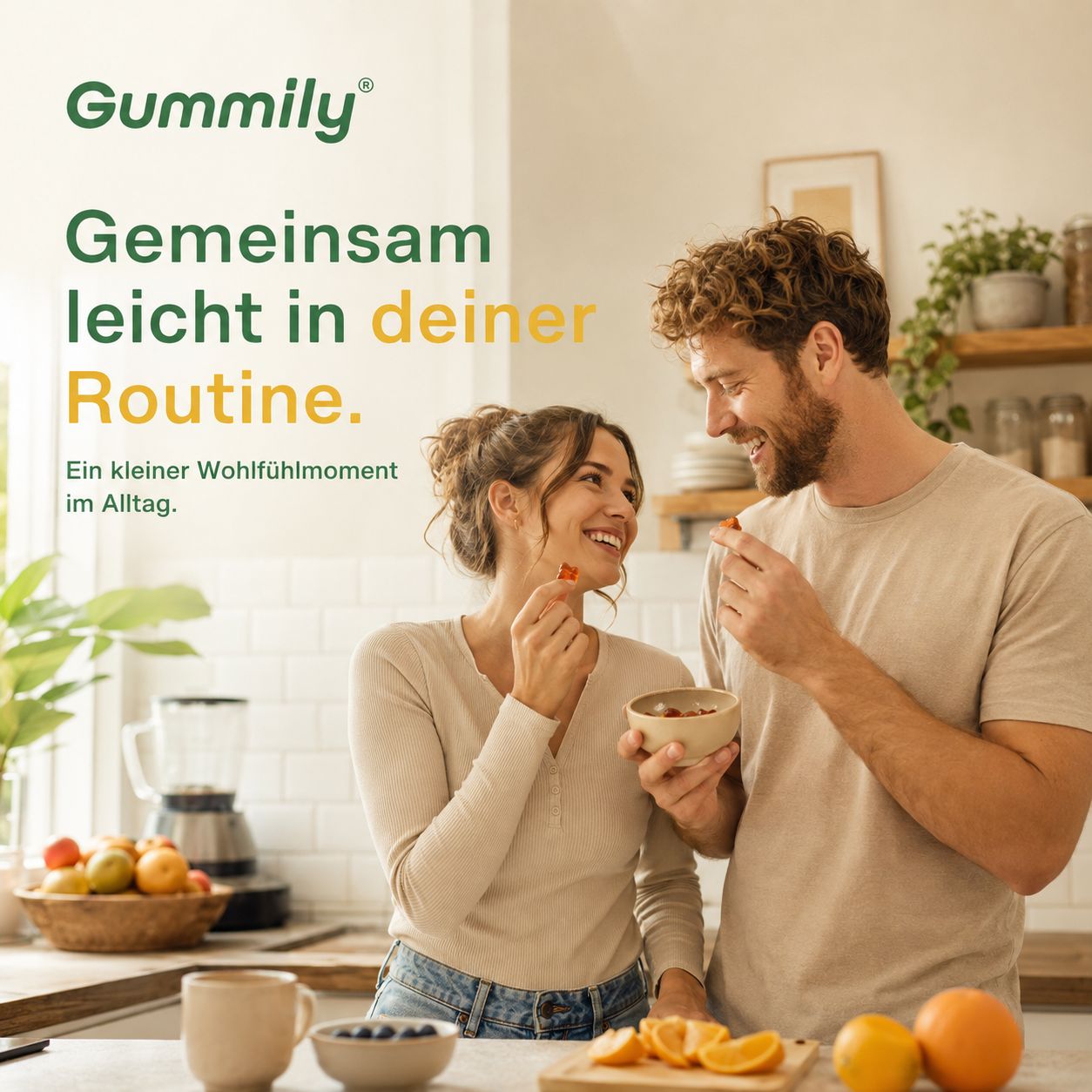 Ein Paar isst Gummily Gummibärchen in einer hellen Küche.