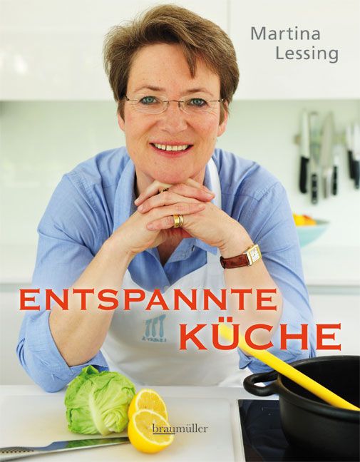 Buchcover mit dem Titel "Entspannte Küche" und dem Namen der Autorin Martina Lessing. Abgebildet ist eine Frau vor einer Küche.