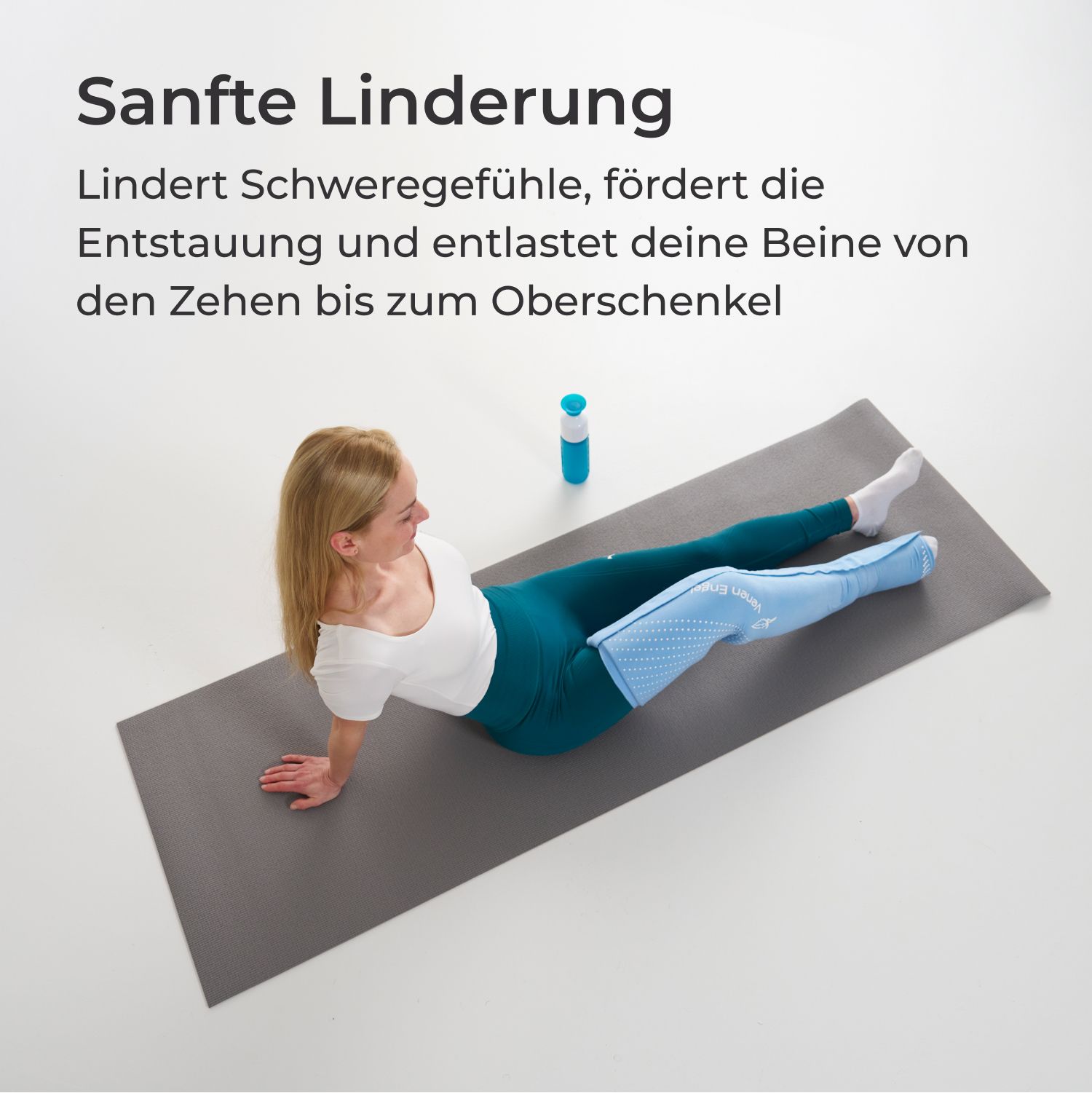 Frau liegt auf Matte mit blauen Venen Engel Cool Comfort Sleeves an beiden Beinen.