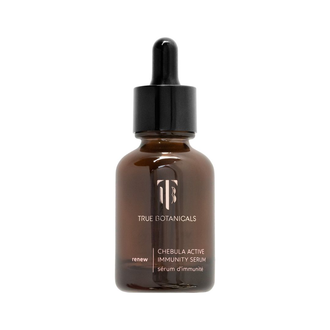 Braune Glasflasche mit schwarzem Deckel und Pipette. Aufschrift: TRUE BOTANICALS, CHEBULA ACTIVE IMMUNITY SERUM, sérum d'immunité.