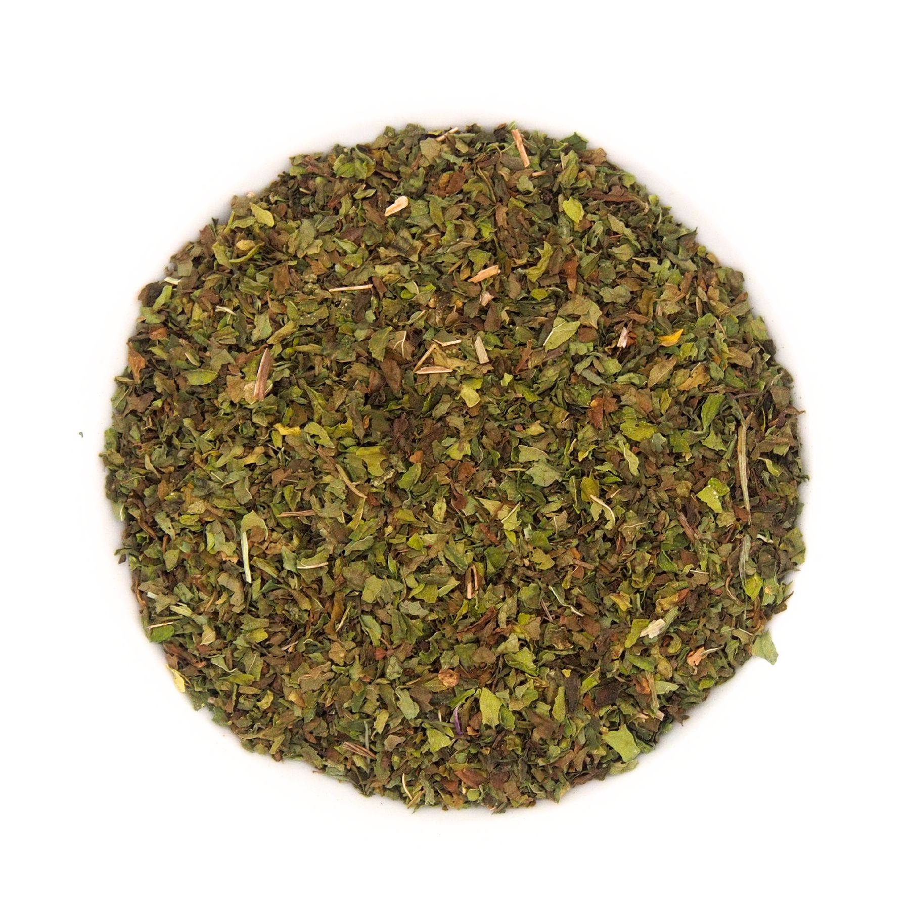 Getrocknete, zerkleinerte Kräuter in einer weißen Schale. Grüne und braune Blätter.