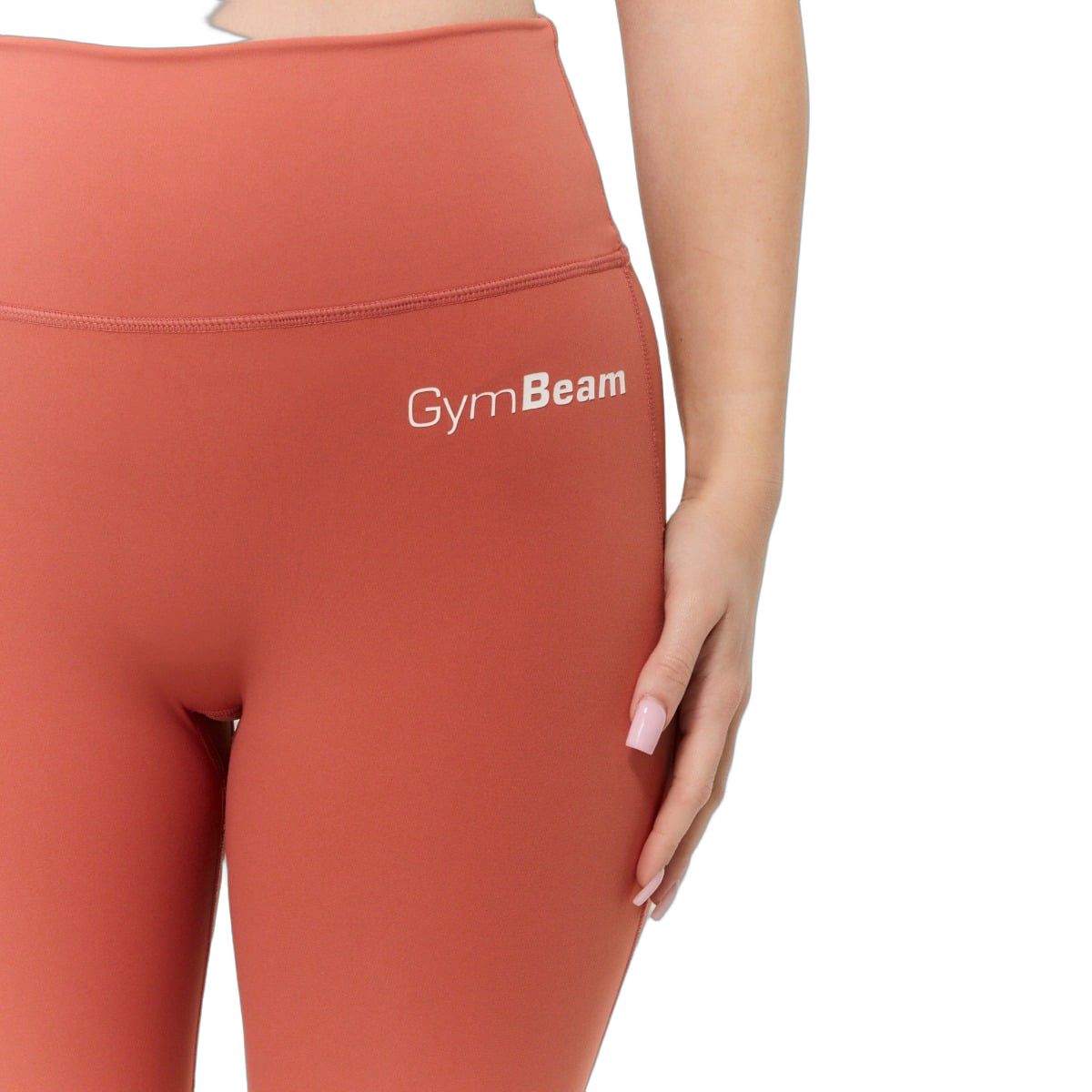 Detailansicht des GymBeam-Logos auf einer zimtfarbenen Leggings mit hohem Bund.