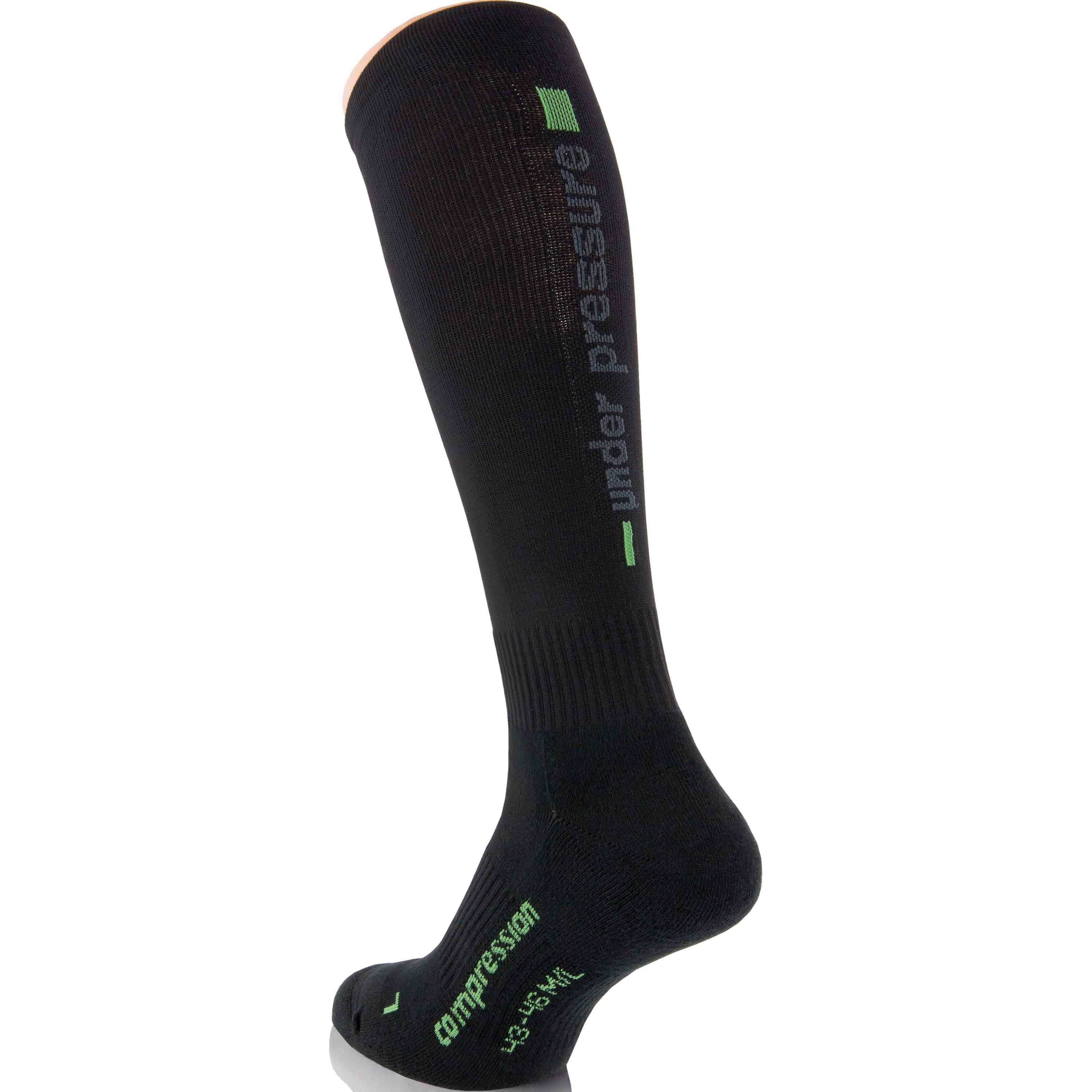 Schwarzer Kompressionsstrumpf. Grüne Schrift: under pressure, compression. Größe: 43-46, ML. Auf weißem Hintergrund.
