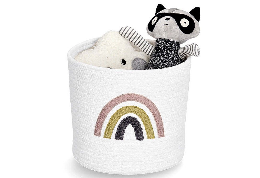 Weißer Aufbewahrungskorb mit Regenbogen-Stickerei. Gefüllt mit Stofftieren: Wolke, Waschbär. ZELLER PRESENT.