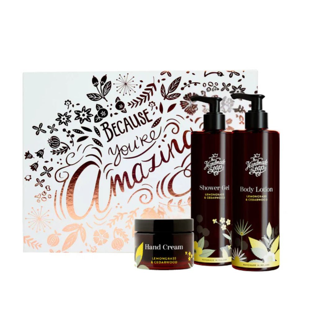 Geschenkset mit drei Produkten: Duschgel, Bodylotion und Handcreme. Verpackung mit floralem Design und Schriftzug.