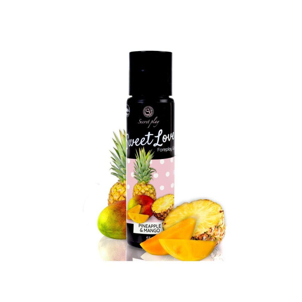 Schwarze Flasche mit "Sweet Love"-Aufschrift, umgeben von Ananas und Mango. Pinkfarbener Hintergrund mit weißen Punkten.
