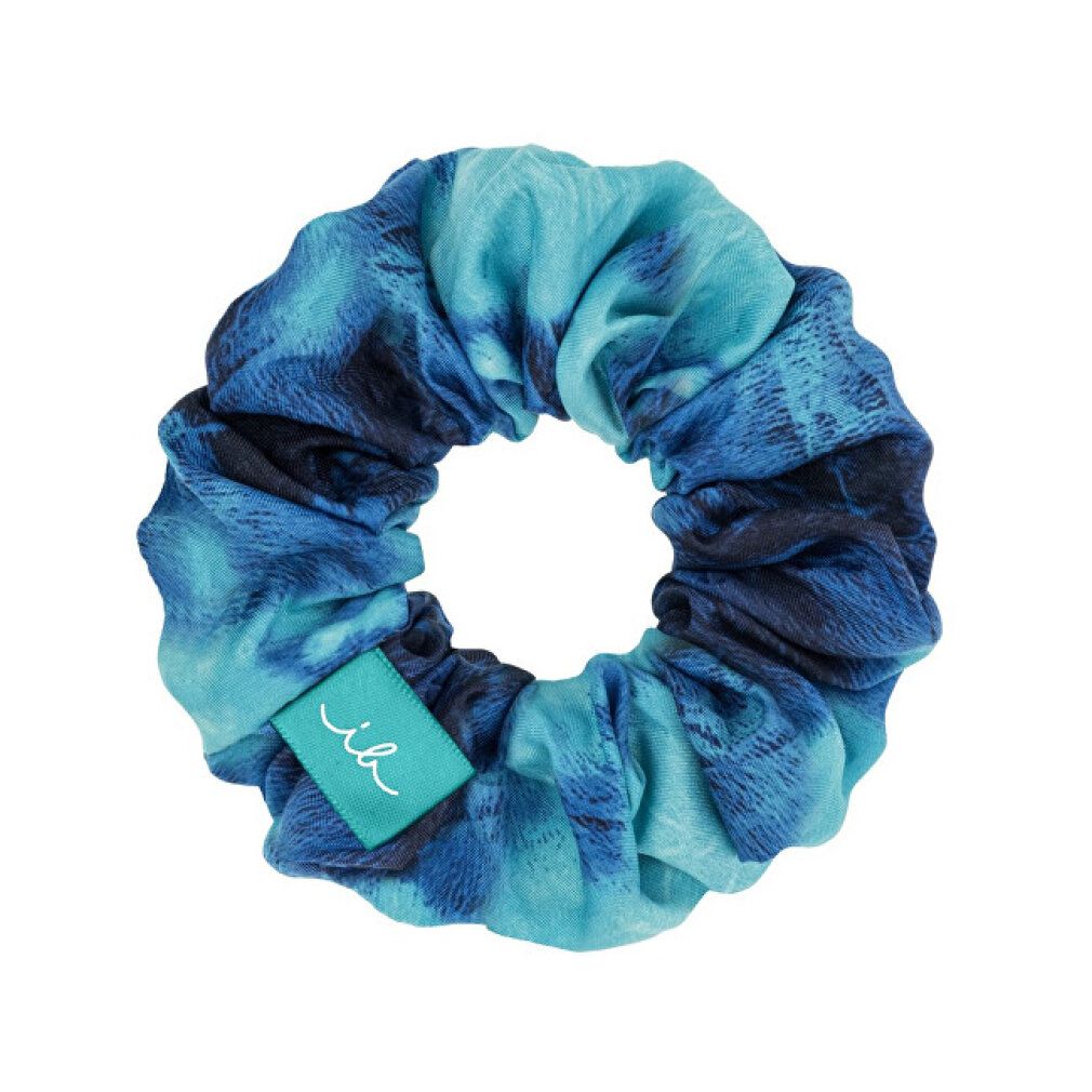 Blauer Haarband "Sprunchie" mit blauem Stoff. Mit Logo "invisibobble" auf einem kleinen Etikett.