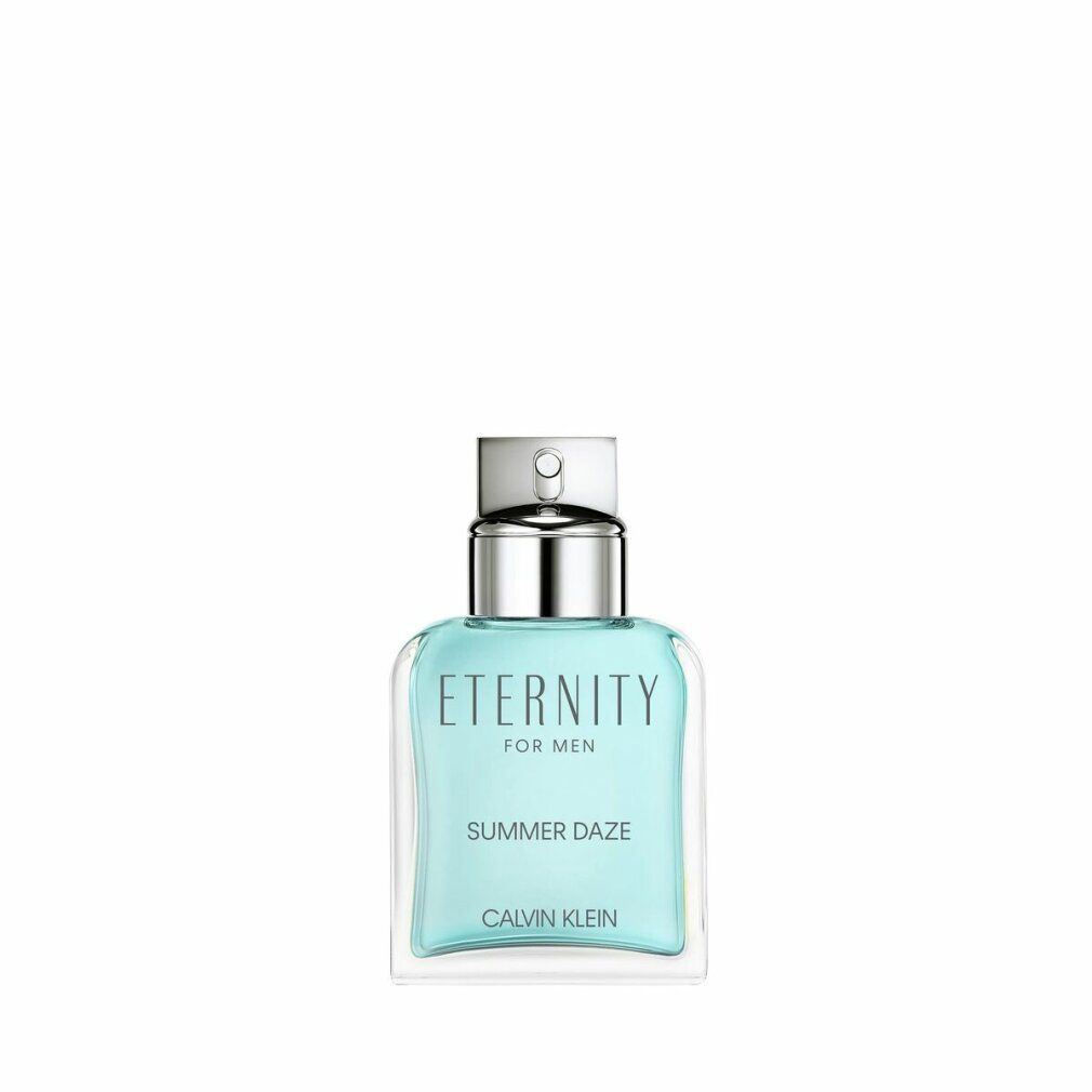 Hellblaues Parfümflakon mit silbernem Zerstäuber. Aufschrift "Eternity for Men Summer Daze" und "Calvin Klein".