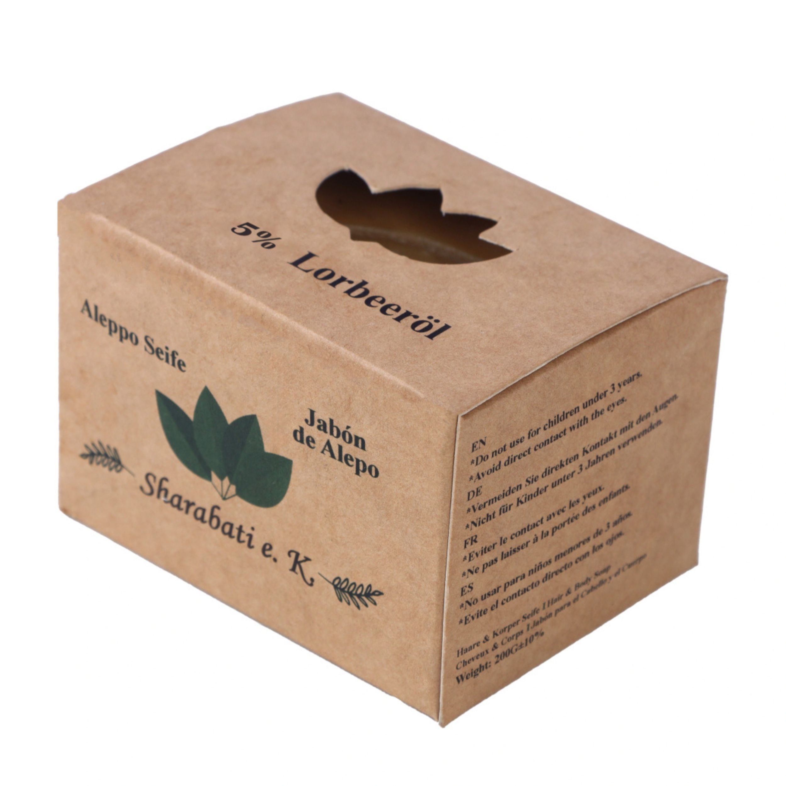 Kartonverpackung mit Sichtfenster. Aufdruck: "5% Lorbeeröl", "Aleppo Seife", Logo. Text in Deutsch, Spanisch, Englisch und Französisch.
