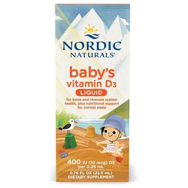 Vorderseite einer Flasche Nordic Naturals Baby's Vitamin D3 Liquid. Zeigt eine Illustration eines Kindes am Strand.
