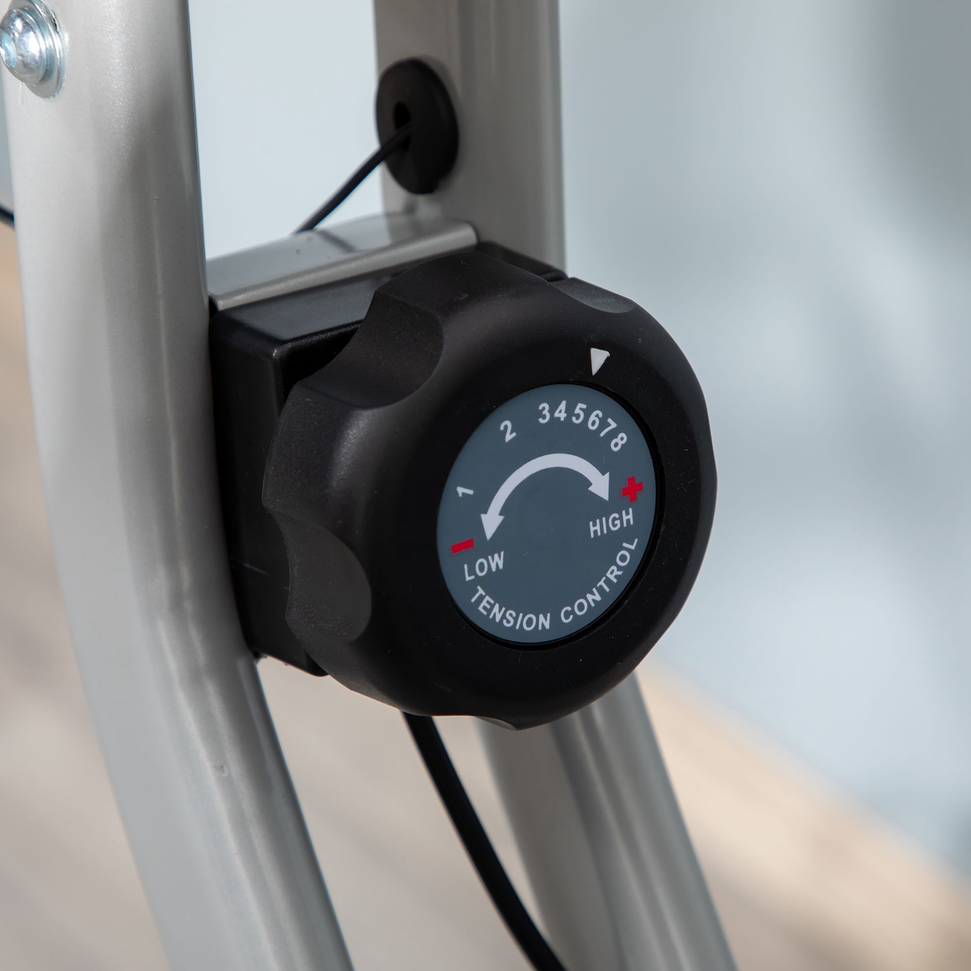 Schwarzer Drehknopf mit Zahlen 2-8 und Beschriftung "LOW TENSION CONTROL HIGH".