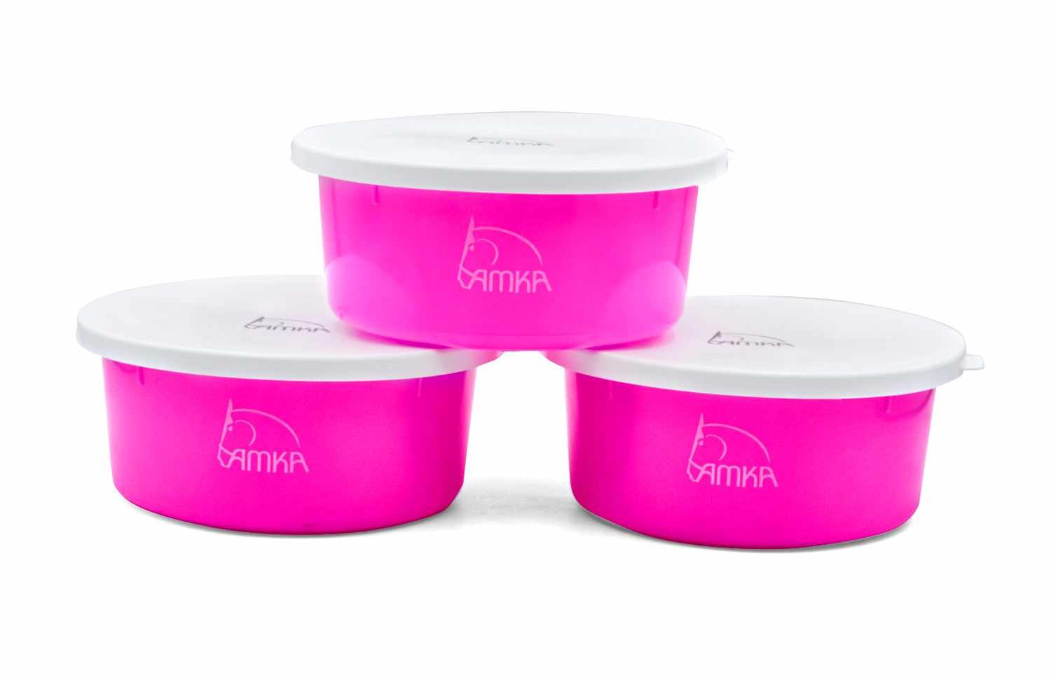 Drei pinke Futterschalen mit weißen Deckeln. Auf jeder Schale ist das AMKA-Logo abgebildet.
