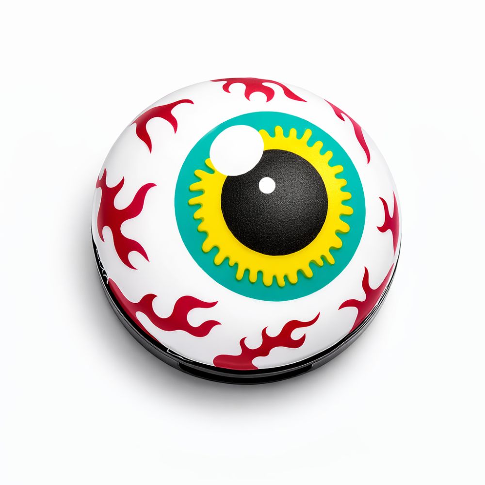 Runder, weißer Behälter mit Augenmotiv. Rote Flammenmuster, gelbe Iris, schwarze Pupille. Schwarzer Rand.