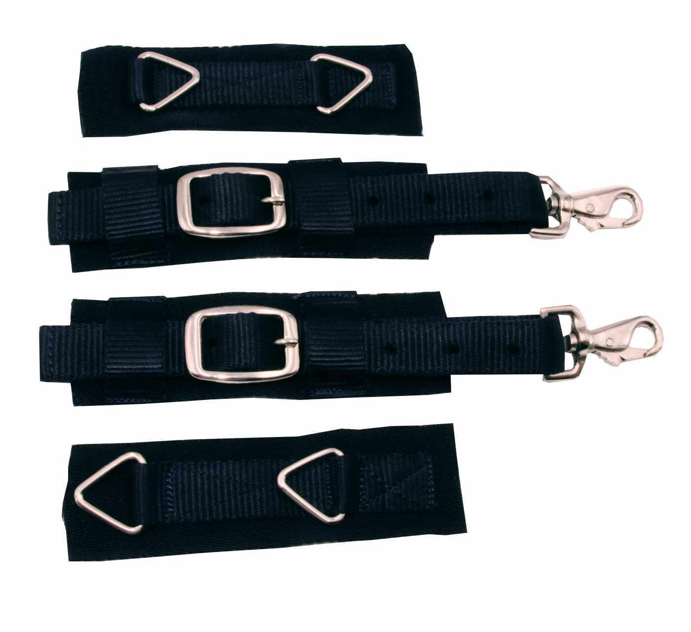 Schwarze Deckenbrustverschlüsse mit Metallverschlüssen. Vier Teile, zwei mit Schnallen und Karabinerhaken, zwei mit Dreiecksringen.