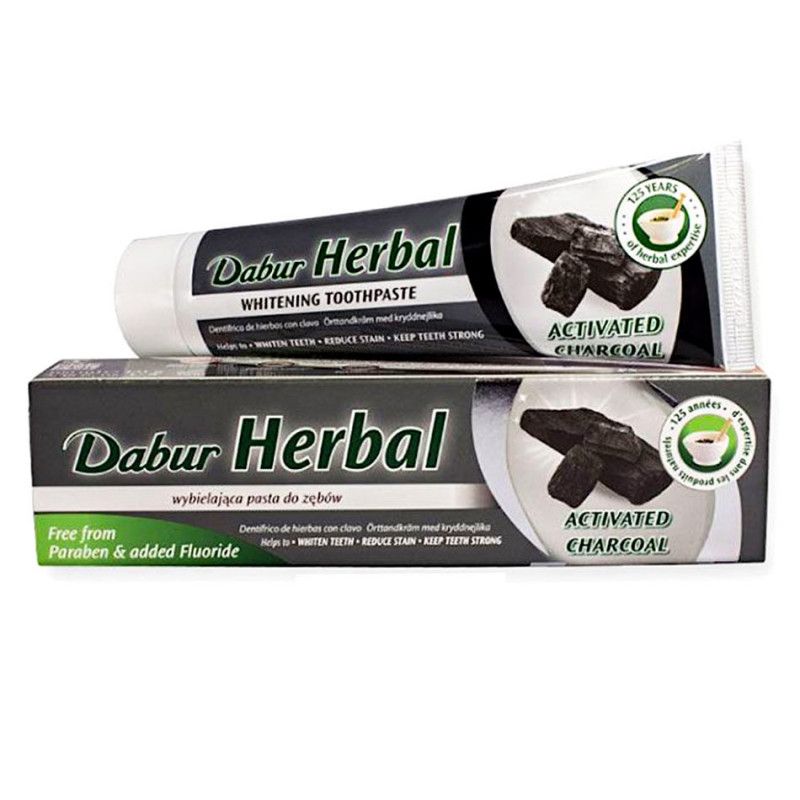 Dabur Herbal Zahnpasta mit Aktivkohle für weißere Zähne, frei von Parabenen und Fluorid.